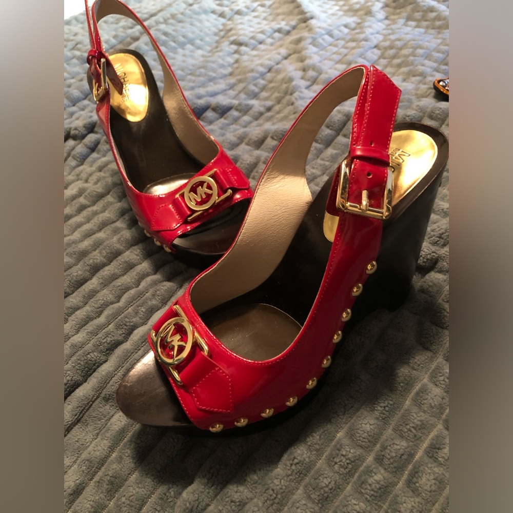 LIKE NEW MICHAEL KORS SLINGBACK WEDGE PATENT LEATHER SANDALS
